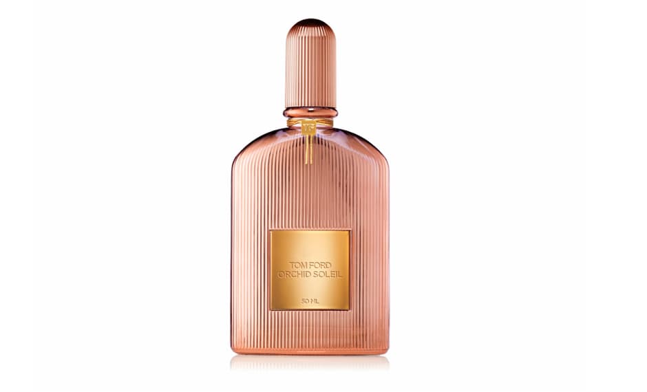 3. ORCHID SOLEIL, Tom Ford,
<a href="http://www.sephora.com/orchid-soleil-P410198">Sephora</a>, $120 dólares c/u. | Con notas de pimienta rosa, naranja, azucena, nardos, vainilla y pachulí, su olor conquista por completo a nuestro sentido del olfato. Debo de confesar que soy gran fan de los perfumes de esta marca. Pero además de su aroma oriental floral, la botella que en esta ocasión se viste de color oro rosado no puede ser más perfecta.
<br>