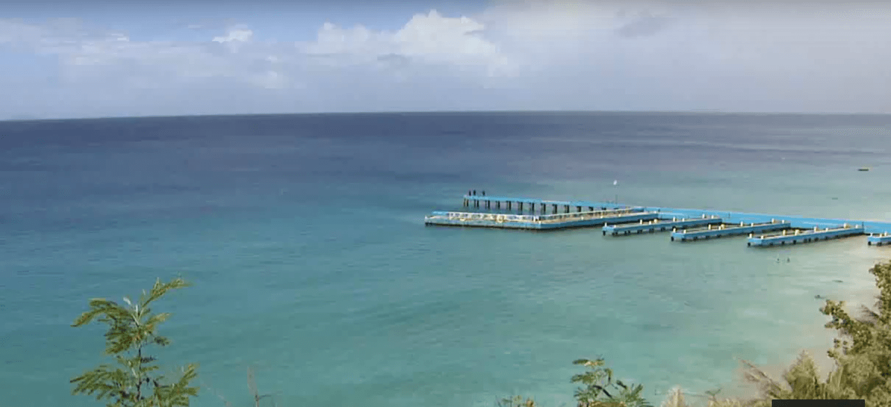 Investigan agresión en la Playa Crash Boat 