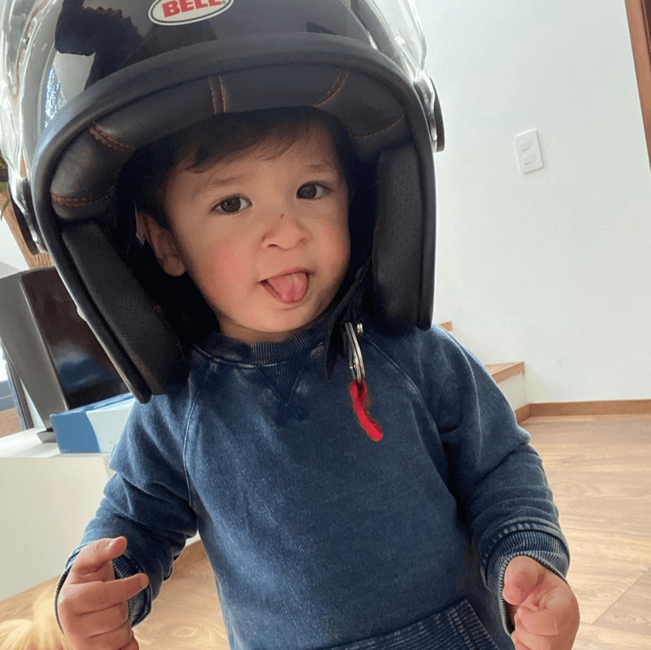 Sacó un gusto igual al de su papá, las motos. La conductora publicó esta foto en donde tiene puesto un casco y sus manitas acomodadas como si estuviera manejando una.