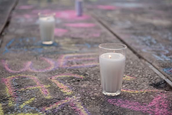 <b>Declaraciones de Walgreens </b>
<br>“Nos unimos a otros minoristas para pedirles a nuestros clientes que ya no lleven abiertamente armas de fuego a nuestras tiendas que no sean oficiales de la ley autorizados.”