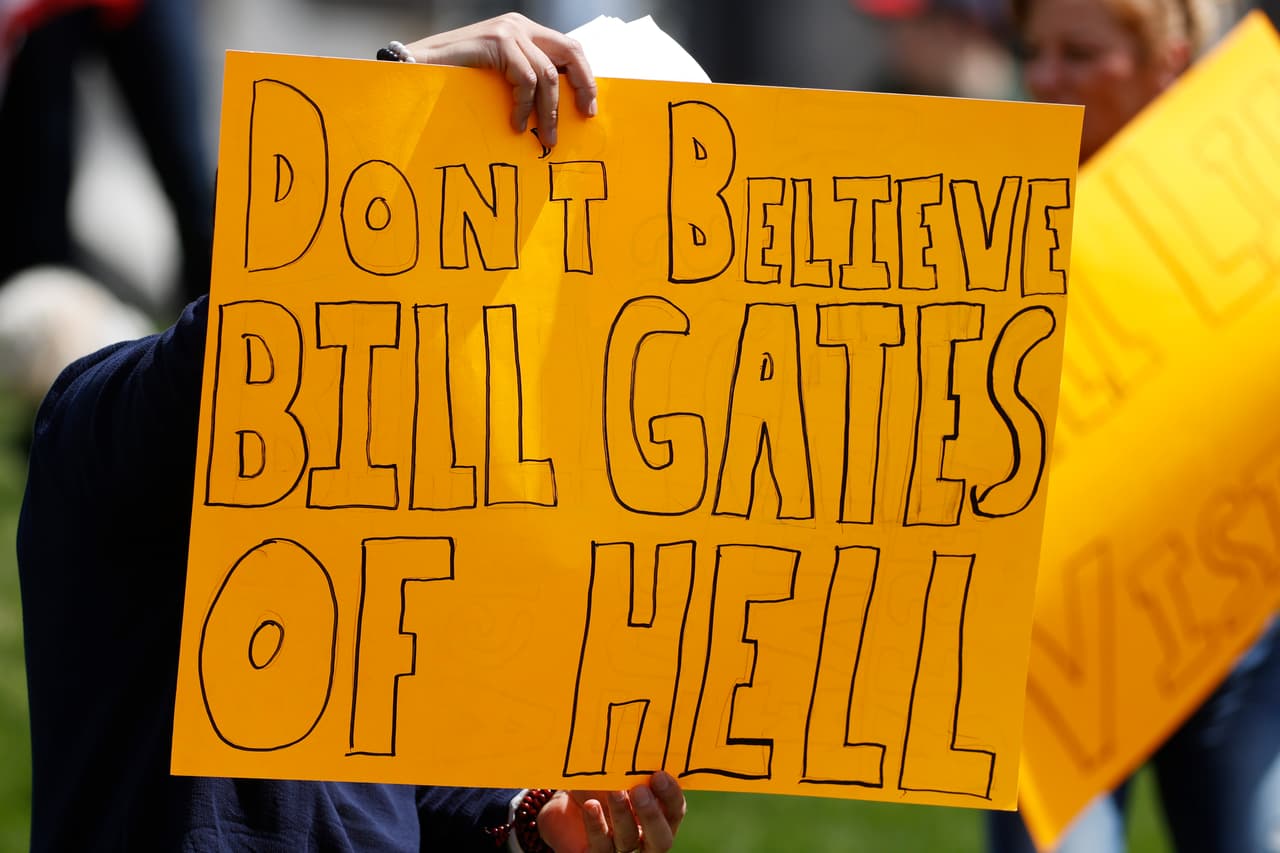 <b>“No le creas al Bill Gates del infierno”</b>, un cartel visto en una protesta contra la orden de quedarse en casa emitida por el gobernador de Colorado, el demócrata Jared Polis. 19 de abril.