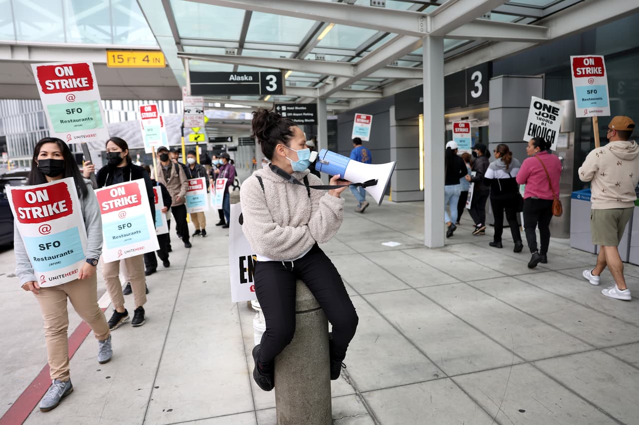 Los empleados también han pedido que se les pague el seguro médico.
<br>