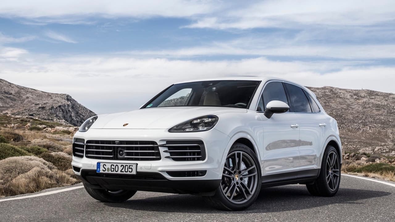 <h3 class="cms-h3-H3">1. Porsche Cayenne</h3>
<br>Con un promedio de
<b> 67.8 días</b> en los concesionarios antes de ser vendida, la SUV grande de Porsche es el vehículo usado que más tiempo tarda en venderse en Estados Unidos. La Cayenne con excepción de las SUVs de marcas como Lamborghini, Bentley y Rolls-Royce, es la SUV más cara del mercado, y esta tardanza es el efecto de ese precio. Así que no creas que por ser la primera de la lista vas a poder comprar una Cayenne usada por el mismo precio de una Ford Explorer.