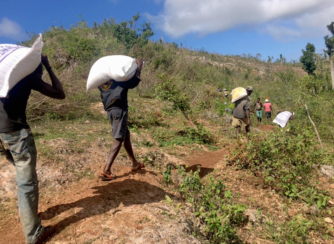 "Con tantos acontecimientos en el mundo hoy en día es fácil olvidarse de la crisis en Haití", dijo Robin Mahfood, Presidente de Food For The Poor. "Las personas desplazadas por el huracán Matthew necesitan desesperadamente asistencia y necesitan vivienda", agregó.