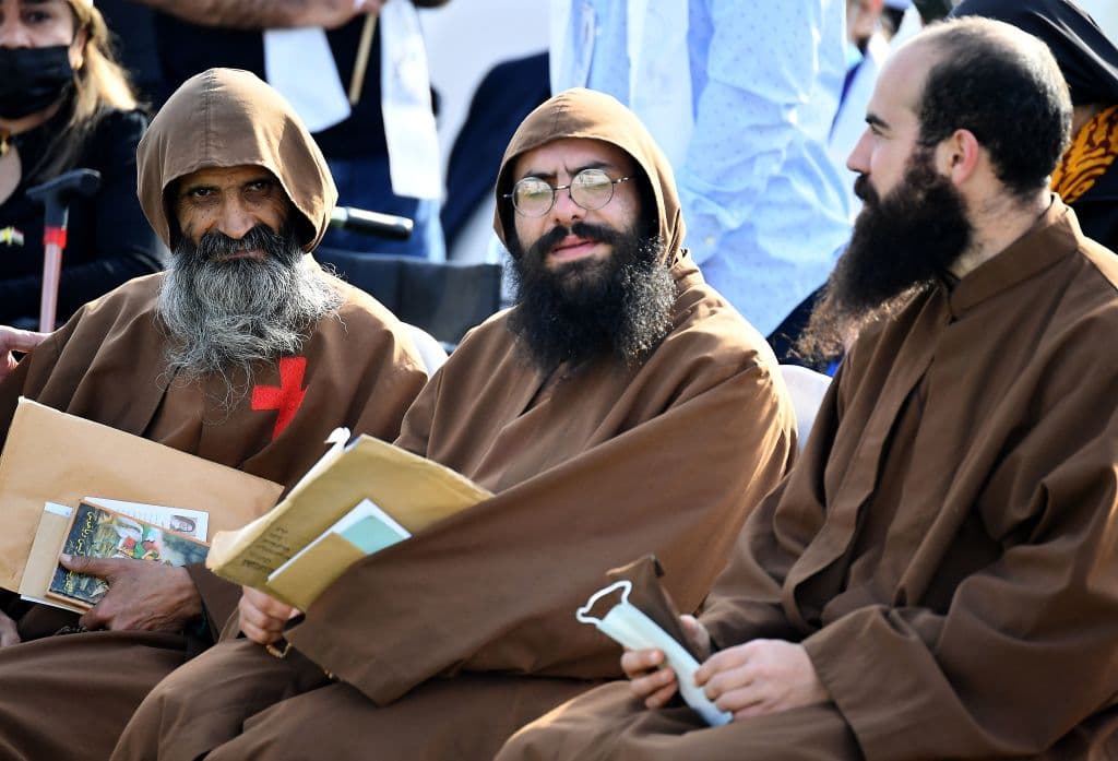 Entre la multitud que se congregó en el estadio Franso Hariri para una misa pública del papa Franscico también se pudo ver a estos monjes franciscanos.