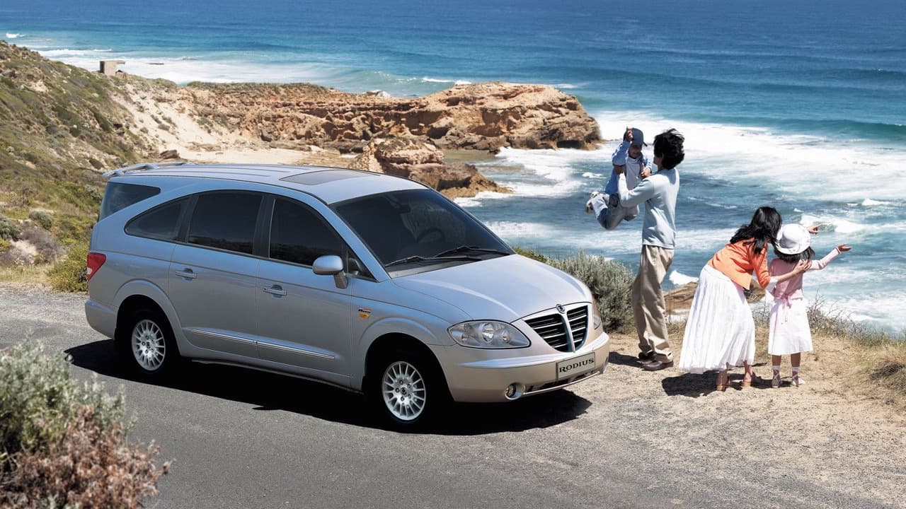 <h3 class="cms-h3-H3">2. <b>SsangYong Rodius 2004-2013.</b></h3>
<br>
<br>Supuestamente el diseño de esta cosa-SUV/Crossover de la firma coreana SsangYong estuvo inspirado en un yate de lujo pero algo me hace sospechar que el diseñador en realidad pasó ratos largos contemplando el inodoro en el baño en el yate de lujo, ya que ese es el lugar que me provoca visitar cada vez que veo una de estas cosas. Afortunadamente para la marca la segunda generación de la Rodius corrigió el rumbo.