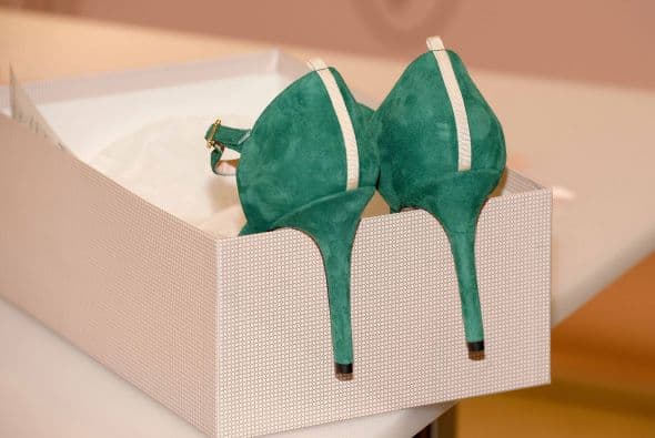 La polifacética actriz, empresaria y madre lanzó su colección de calzado primavera verano donde el romanticismo y lo clásico se impononen a su paso. La estrella de Sex and The City fue acogida por grandes y chicas en un concurrido centro comercial angelino donde sus nuevo diseños se vendieron de inmediato y lo mejor, cada zapato llevó la firma de su creadora de su puño y letra.