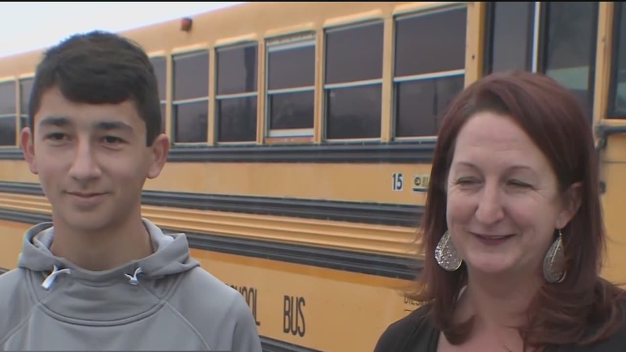 Estudiante de 13 años toma el control de un autobús escolar por una emergencia médica del conductor