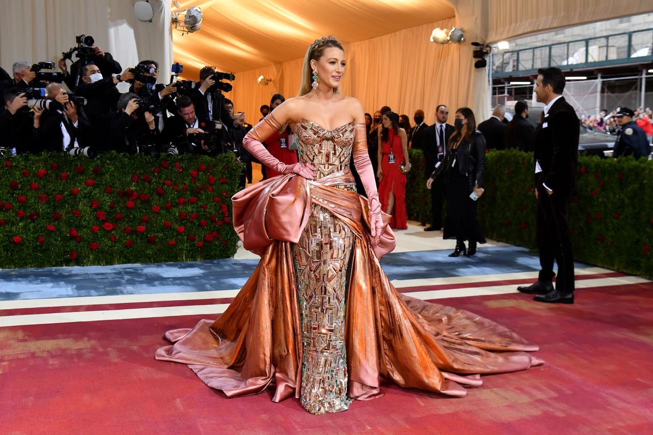 De acuerdo con la afamada revista de moda, el atuendo de este año de la actriz la hizo verse
<b>"más Blake Lively que nunca"</b>.
<br>