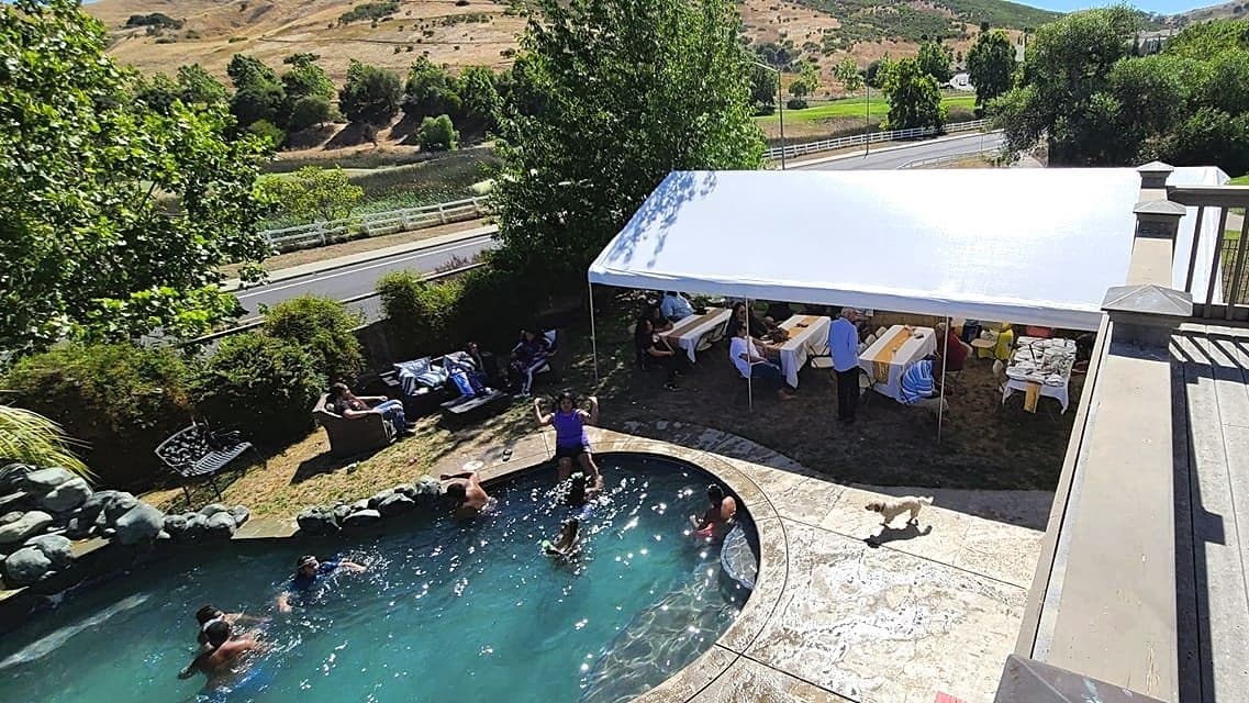 “Esta es una casa para fiestas”: familia de Vallejo desafía al coronavirus y ofrece su piscina para realizar eventos