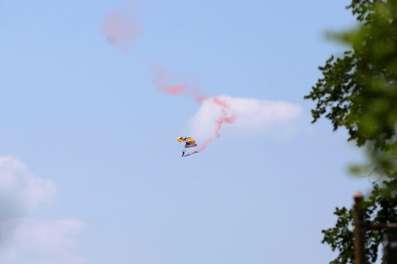 Además de los sobrevuelos, hubo saltos de paracaidistas, aeronaves históricas y exhibiciones militares durante la jornada del Día de la Independencia.