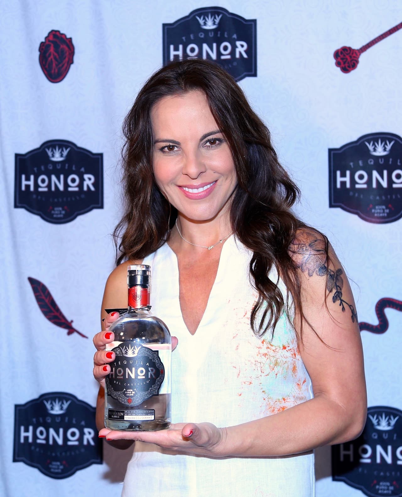 El sencillo 
<a href="https://www.youtube.com/watch?v=kODUd2_4wtw" target="_blank">'Tequila'</a> de Louis James y Lupillo Rivera fue lanzado en enero de 2016, y en el video de este tema destacó la presencia de Tequila Honor, así como la actuación de Kate del Castillo.