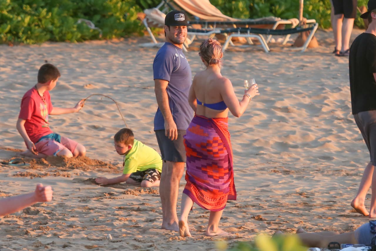 La famosa y el ex jugador de hockey siguen de vacaciones.