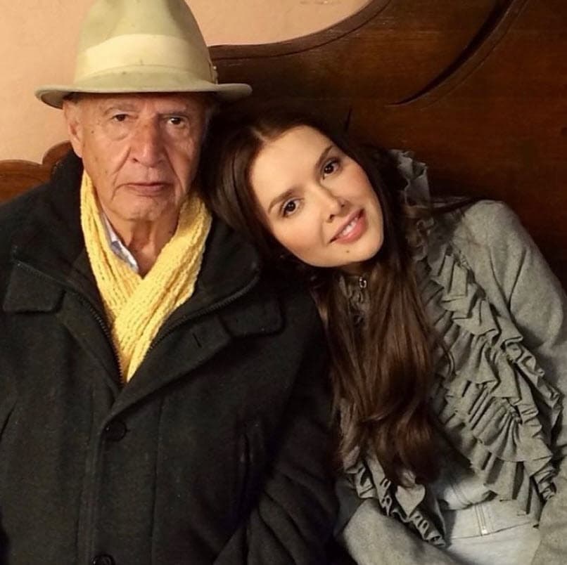 El fallecimiento de su hermano Alain sucedió casi en la misma fecha que la de su padre, pues don Felipe Favela murió el 3 de junio de 2018.
<br>