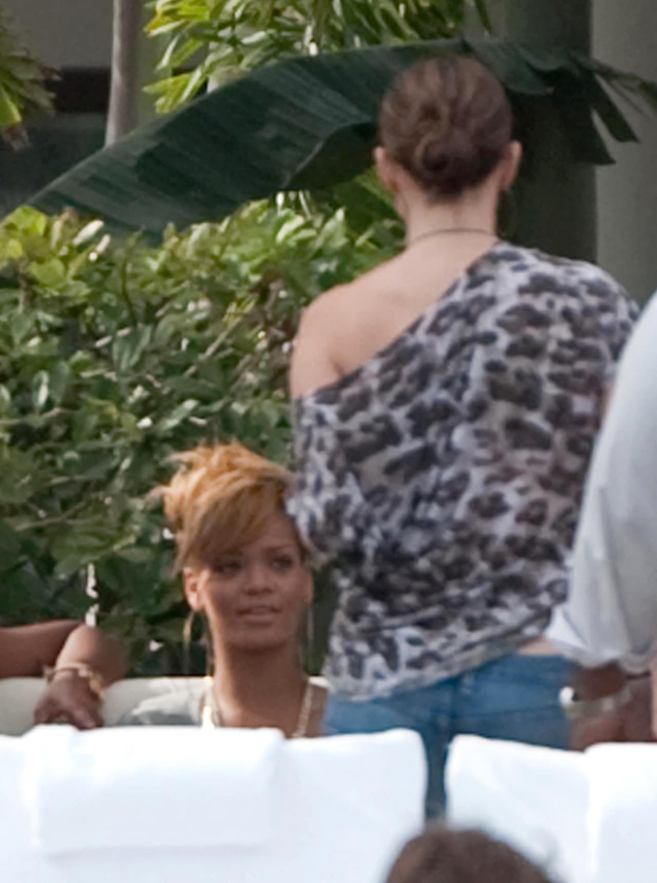 Esta es una foto de paparazzi en donde se ve a Rihanna y a Jenni de espaldas en una charla. La barbadense ve sonriente.