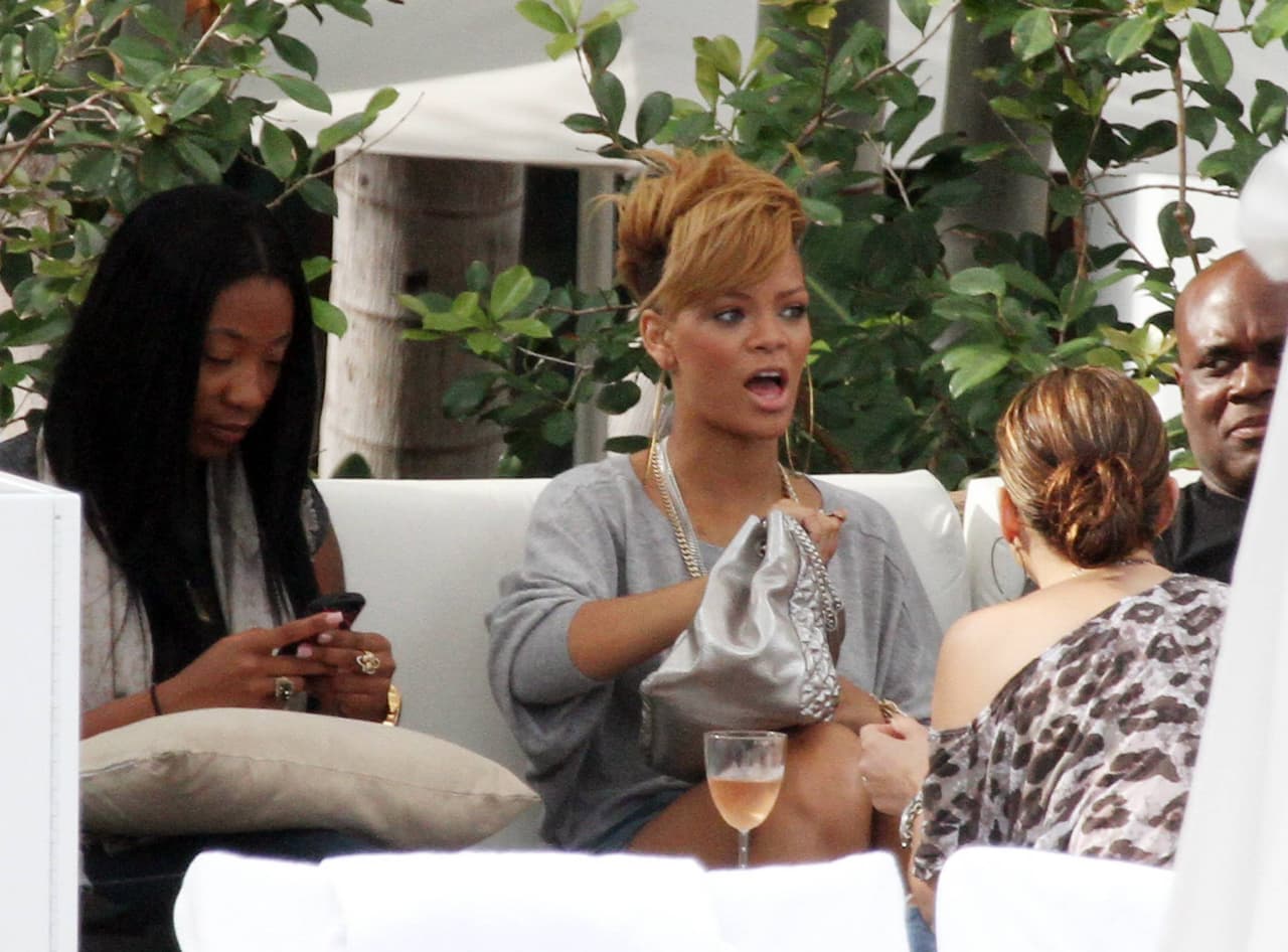 "Ella llegó sonriéndole a todos, con ese gran carisma que tiene y sin ser una diva, ni nada por el estilo, en ese instante simplemente la adoré", dijo Rihanna.