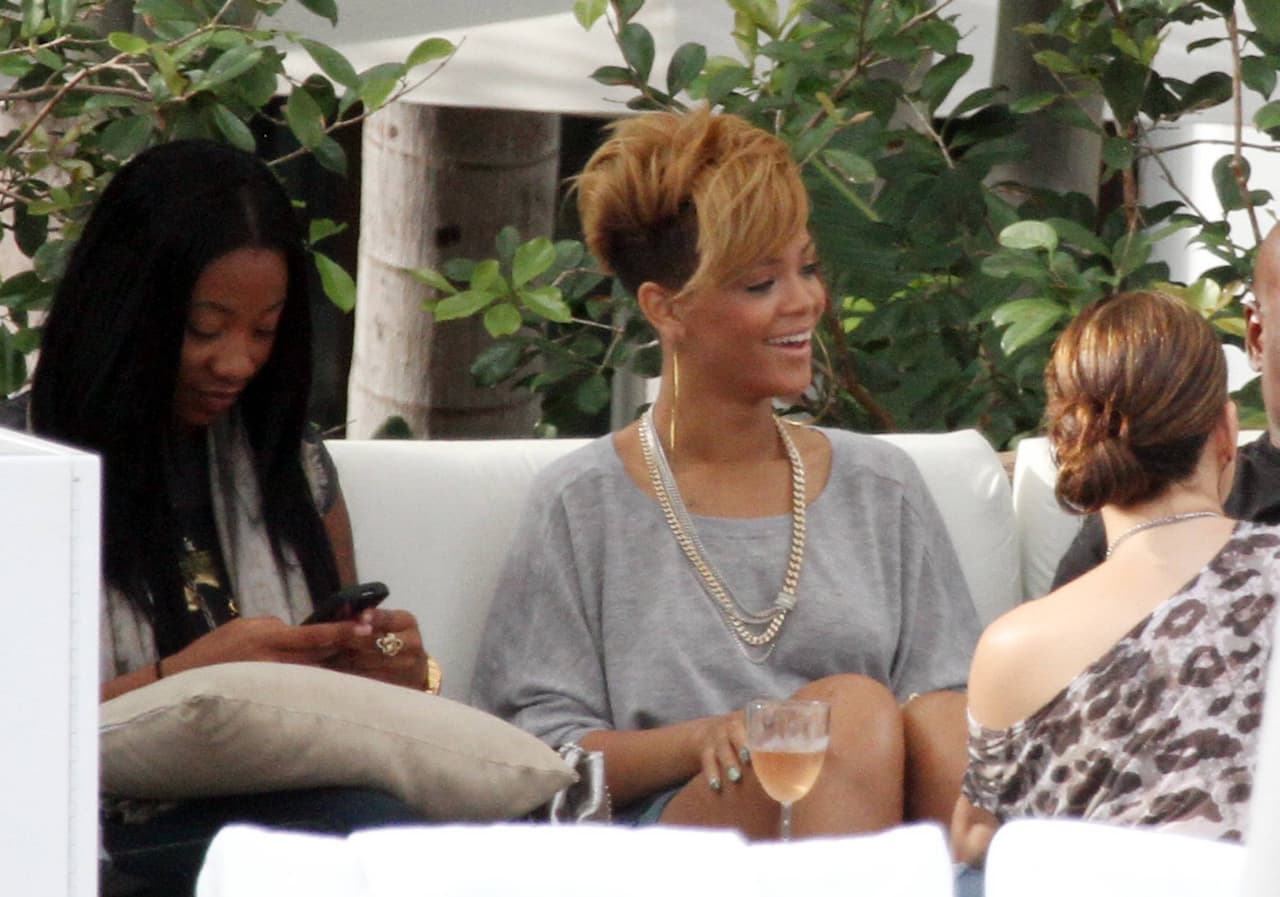 Rihanna también destacó que Lopez nunca se portó como una Diva y eso hizo que trabajar juntas fuera mucho más fácil.