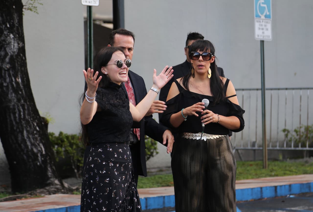 "Lo que yo hice fue
<b><a href="https://www.univision.com/famosos/jose-jose-sera-cremado-y-sus-cenizas-seran-llevadas-a-mexico-confirma-su-hija-sarita-sosa"> la voluntad de mi papá y la voluntad de mi mamá</a></b>", respondió Sara Sosa Salazar, de 24 años.