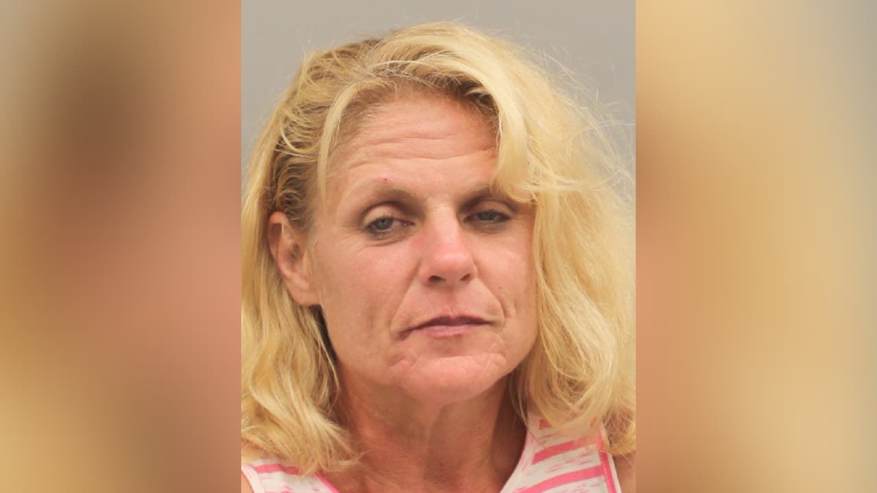 Mary Elizabeth Trahan, es acusada de herir a un anciano.