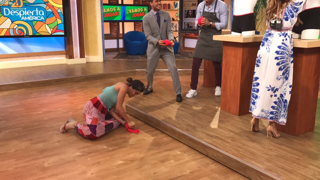 No, Mela no estaba limpiando el suelo, solo intentaba desdoblar su camiseta.