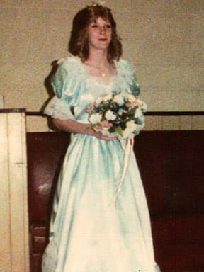 El 14 de abril de 1996 Laura Uylaki fue encontrada con un tiro en la cabeza en Wolf Lake, en el condado de Cook, Illinois.