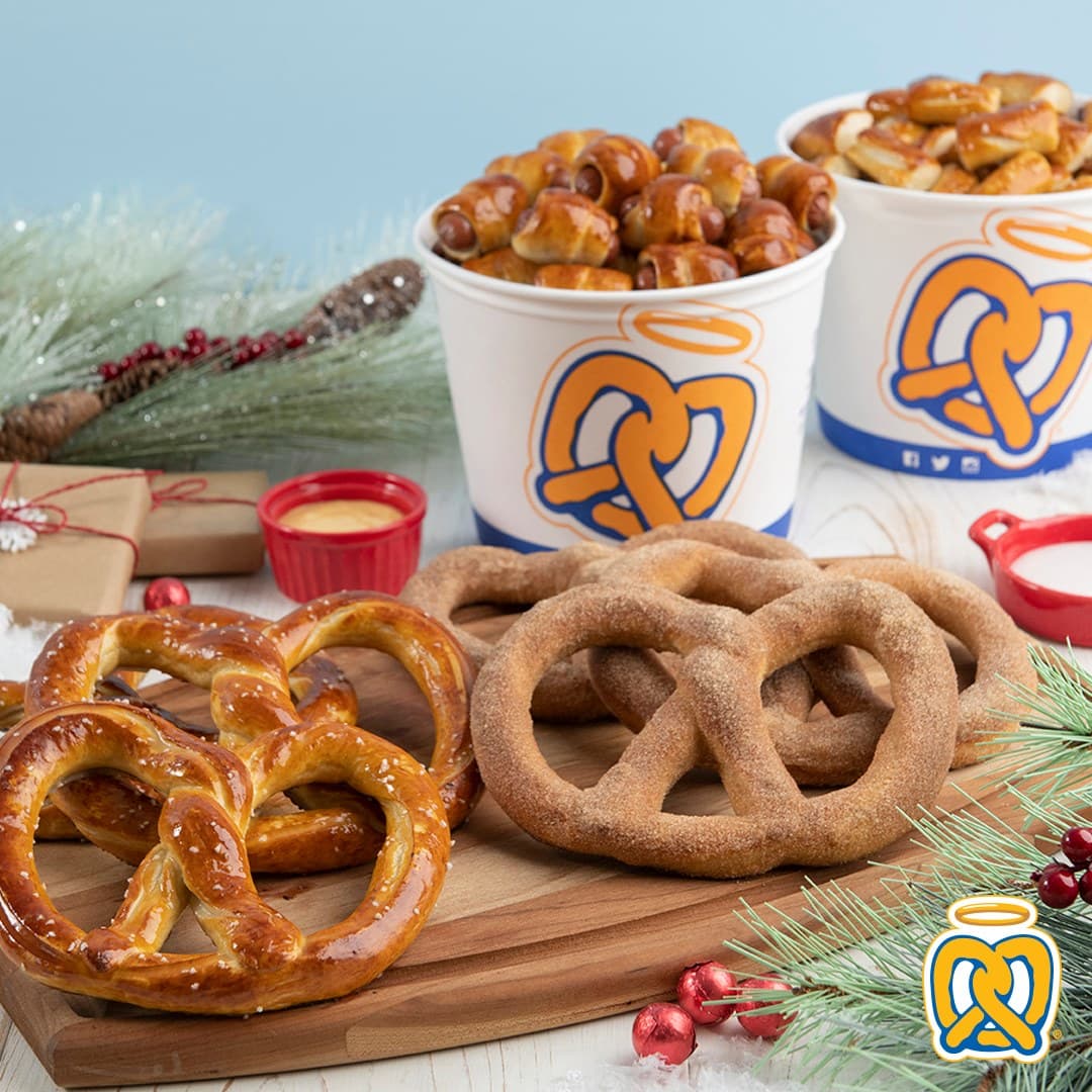 <b><a href="https://www.auntieannes.com/">Auntie Anne’s</a></b>. Los pretzels suaves, recién salidos del horno y mantecosos pueden parecernos omnipresentes ahora, pero hubo un tiempo no hace mucho cuando eran una especialidad holandesa muy propia de Pensilvania, relativamente desconocida para las personas fuera de la región. Anne Beiler fundó la compañía de pretzels en 1988 como una forma de ayudar a financiar los servicios gratuitos de asesoramiento familiar que su esposo brindaba a su comunidad. Desde el modesto comienzo de Auntie Anne en un puesto de granja en Downingtown Farmers Market hasta ahora, hay más de 1,500 ubicaciones en todo el mundo en centros comerciales, plazas de viaje, campus universitarios y más.