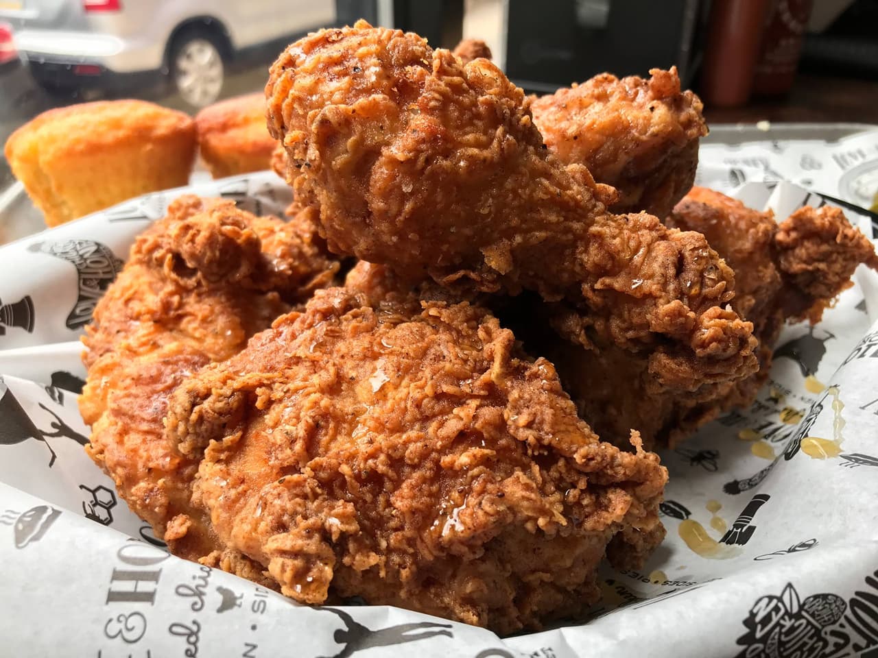 <b>Love & Honey Fried Chicken</b>
<br>Dirección: 1100 N Front St Philadelphia, PA 19123
<br>Teléfono: (215) 789-7878
<br>Sitio web:
<a href="https://www.loveandhoneyfriedchicken.com/">https://www.loveandhoneyfriedchicken.com/</a>
<br>
<b><a href="https://www.yelp.com/map/love-and-honey-fried-chicken-philadelphia-2">Cómo llegar</a></b>
<br>
<br>Restaurante especializado en pollo frito con varios acompañamientos.