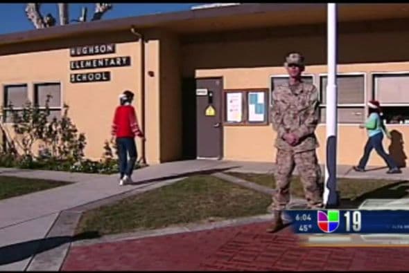 MONTA GUARDIA FRENTE A ESCUELA. El padre se quedará de guardia hasta que terminen las clases para prevenir una tragedia como la que ocurrió en la primaria Sandy Hook de Newtown Connecticut. Ver toda la información