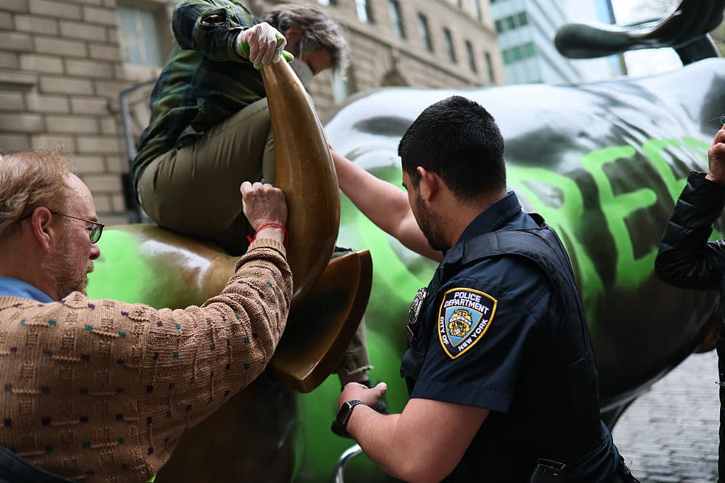 La protesta se centró en la icónica escultura "Charging Bull" del artista Arturo Di Modica, símbolo del distrito financiero.