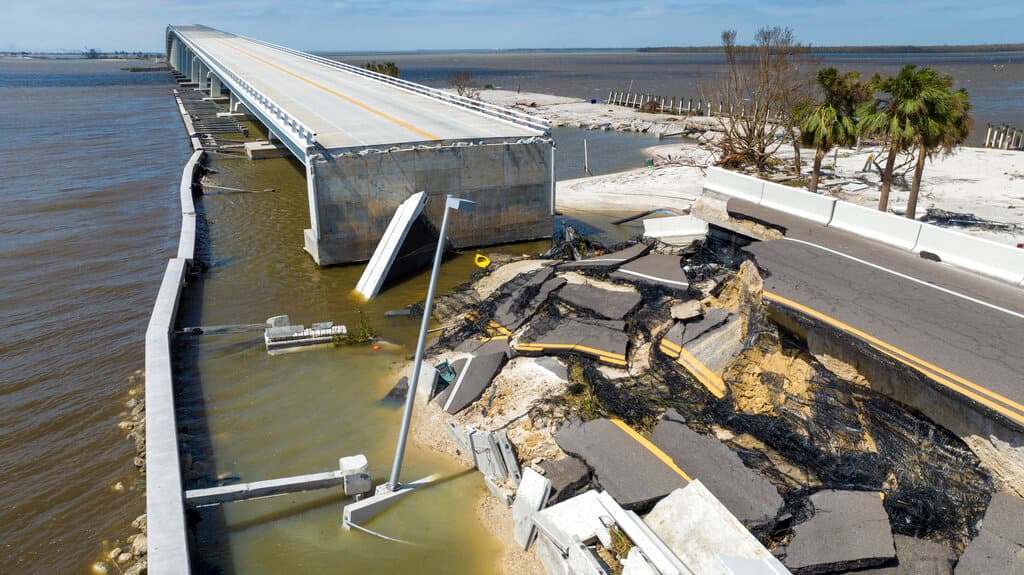 Las vías fueron también de las más afectadas, como esta sección de Sanibel Causeway en Fort Myers, Florida.