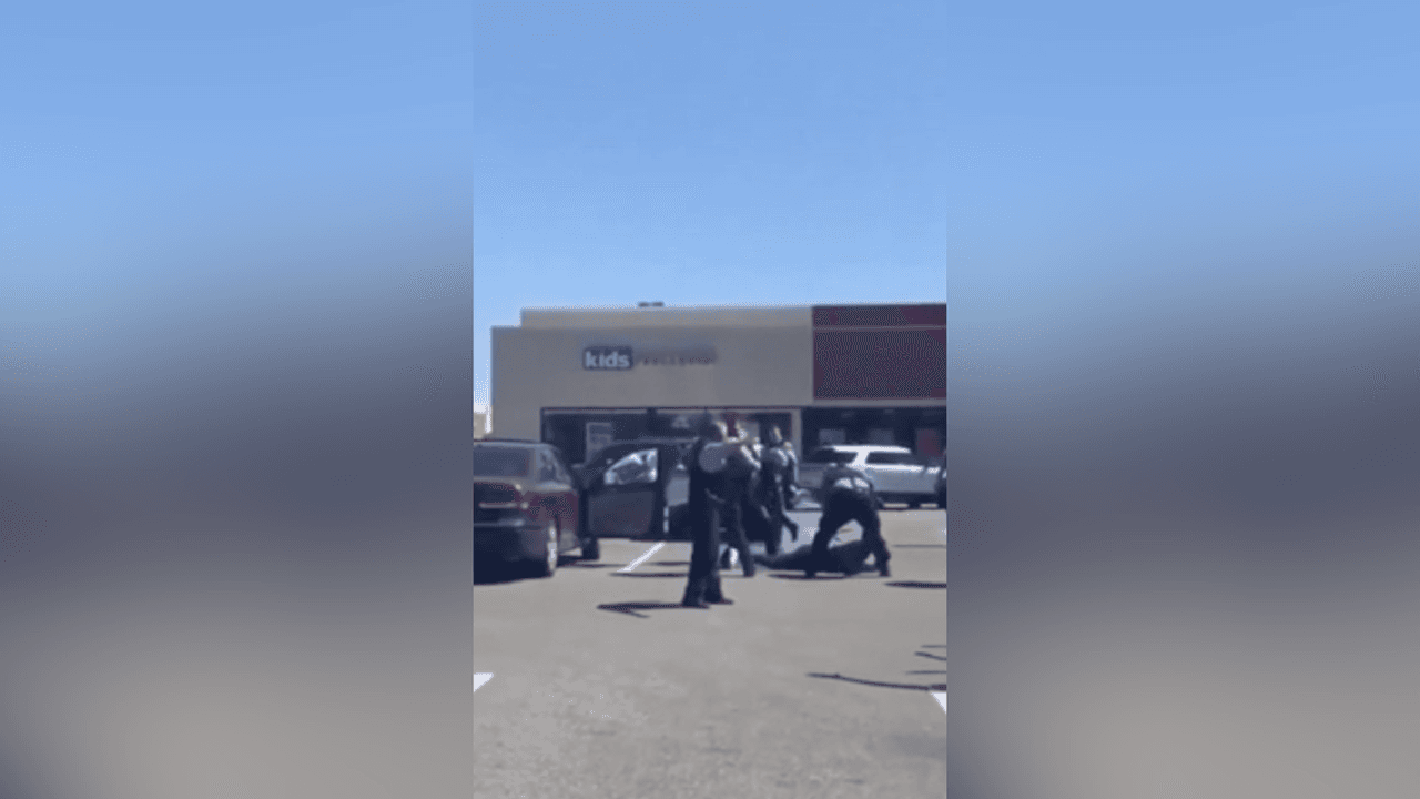 Suspenden a otro policía involucrado en un violento arresto de dos mujeres en el Brickyard Mall