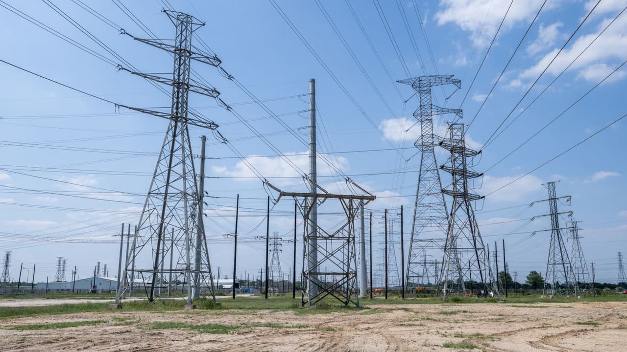 El Consejo de Fiabilidad Eléctrica de Texas (ERCOT) emitió un llamado a la conservación de energía para evitar afectaciones en la red eléctrica en medio de las temperaturas de tres dígitos que azotan al estado. Ajustar el termostato a 78, usar ventiladores de techo, cerrar persianas y cortinas y evitar usar la secadora son algunas de las recomendaciones que dan las autoridades para ahorrar electricidad.