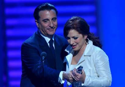 Andy la presentó así: "A través de su canto ha abierto puertas y oportunidades para nuestra música. Alguien que a afrontado la vida con valentía y no ha dudado en apoyar causas nobles, alguien que lleva siempre su tierra donde quiera que va".