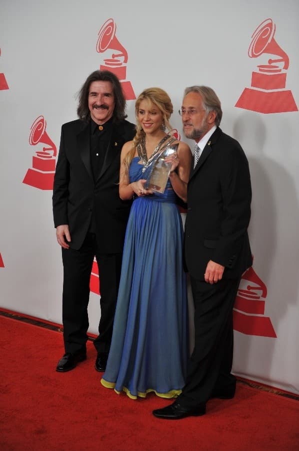 Uno de los momentos más emotivos fue el compartir su premio junto a su padre.