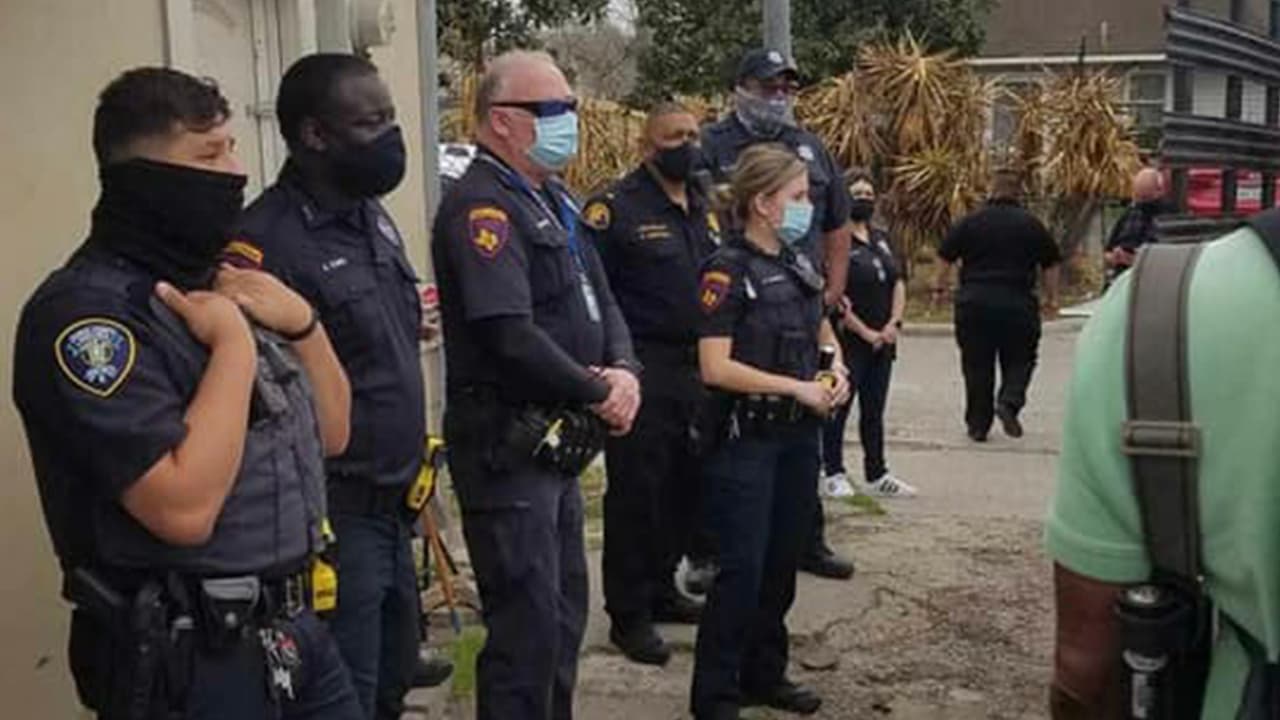Los servidores públicos además de proteger la seguridad de la población también se dan tiempo para hacer servicio comunitario.