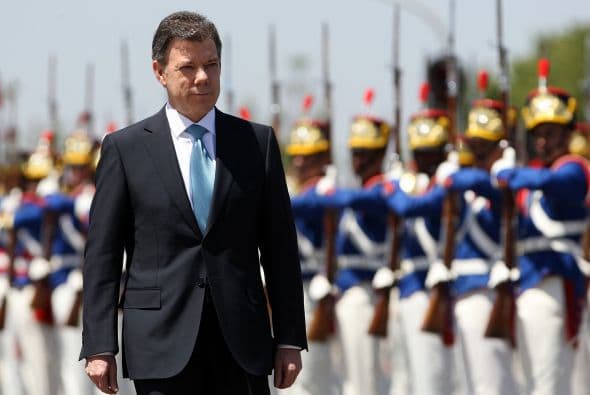 "Aunque el país no tiene todos los problemas resueltos, Santos ha tomado medidas pertinentes en diferentes campos, lo que explica los resultados favorables de la opinión", explica Serrano, mientras que Valencia los atribuye principalmente a que Santos restauró la constitucionalización del país.