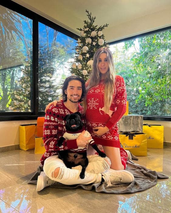 Alex Fernández, también publicó una postal navideña junto a su embarazada esposa Alexa Hernández: "La familia Fernández Hernández les deseamos que tengan una muy feliz Navidad. Los queremos mucho, un abrazo", escribió el joven cantante.