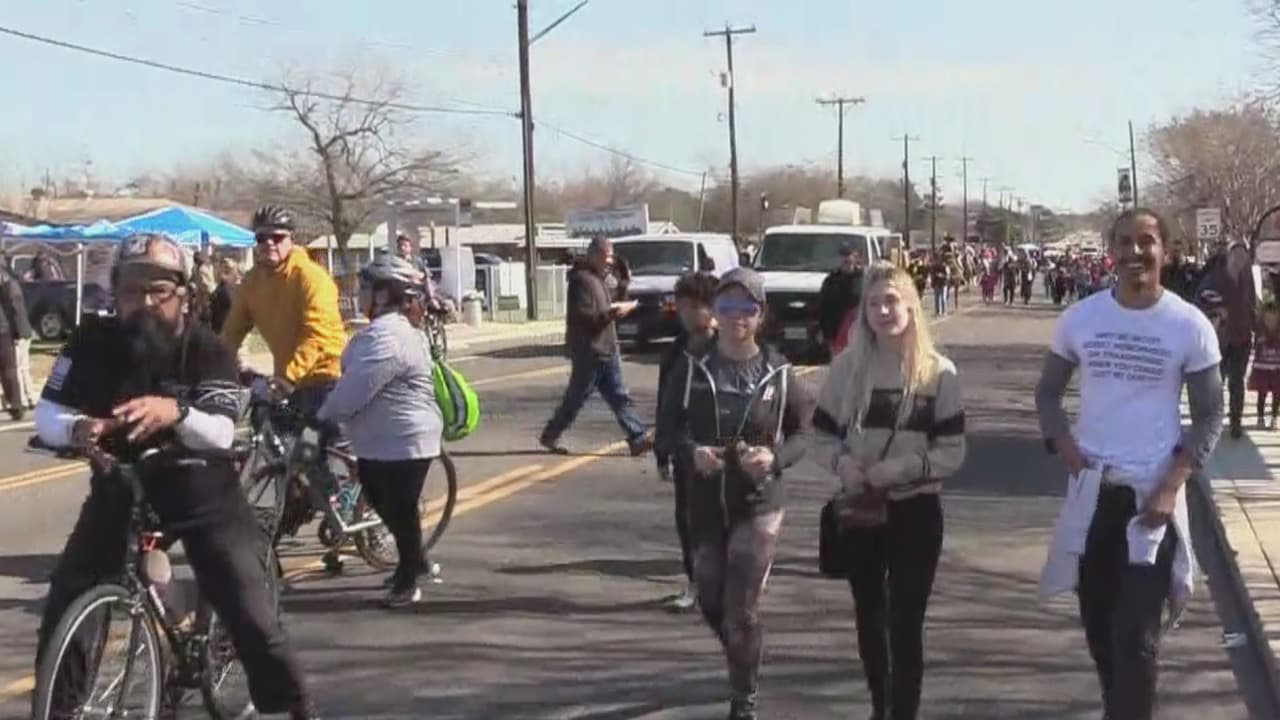Miles de residentes de San Antonio acuden a la marcha en memoria a Martin Luther King