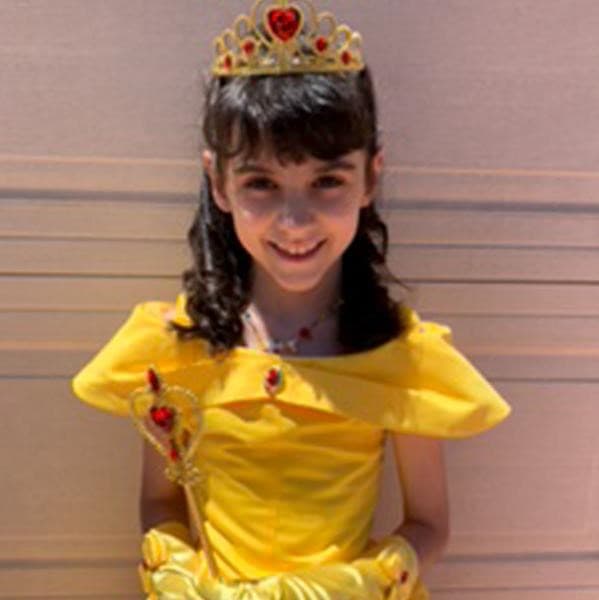 La niña fue adoptada por una pareja que la cuidó a ella y a sus hermanas desde 2017.