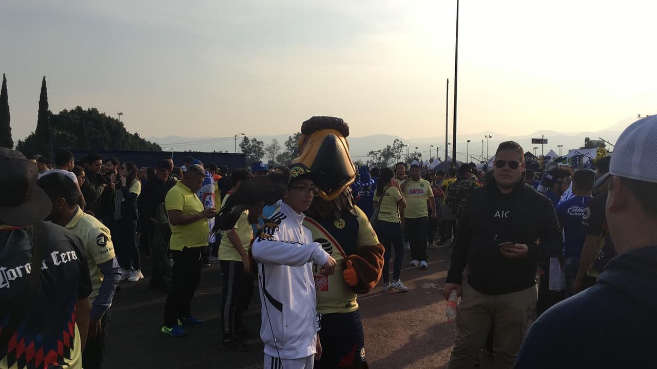 En el Estadio Azteca se vive la 
<b><a href="https://www.univision.com/deportes/futbol/liga-mx/en-vivo-final-cruz-azul-vs-america-partido-de-vuelta-apertura-2018-liga-mx" target="_blank">Final del Apertura 2018 entre Cruz Azul y América.</a></b>