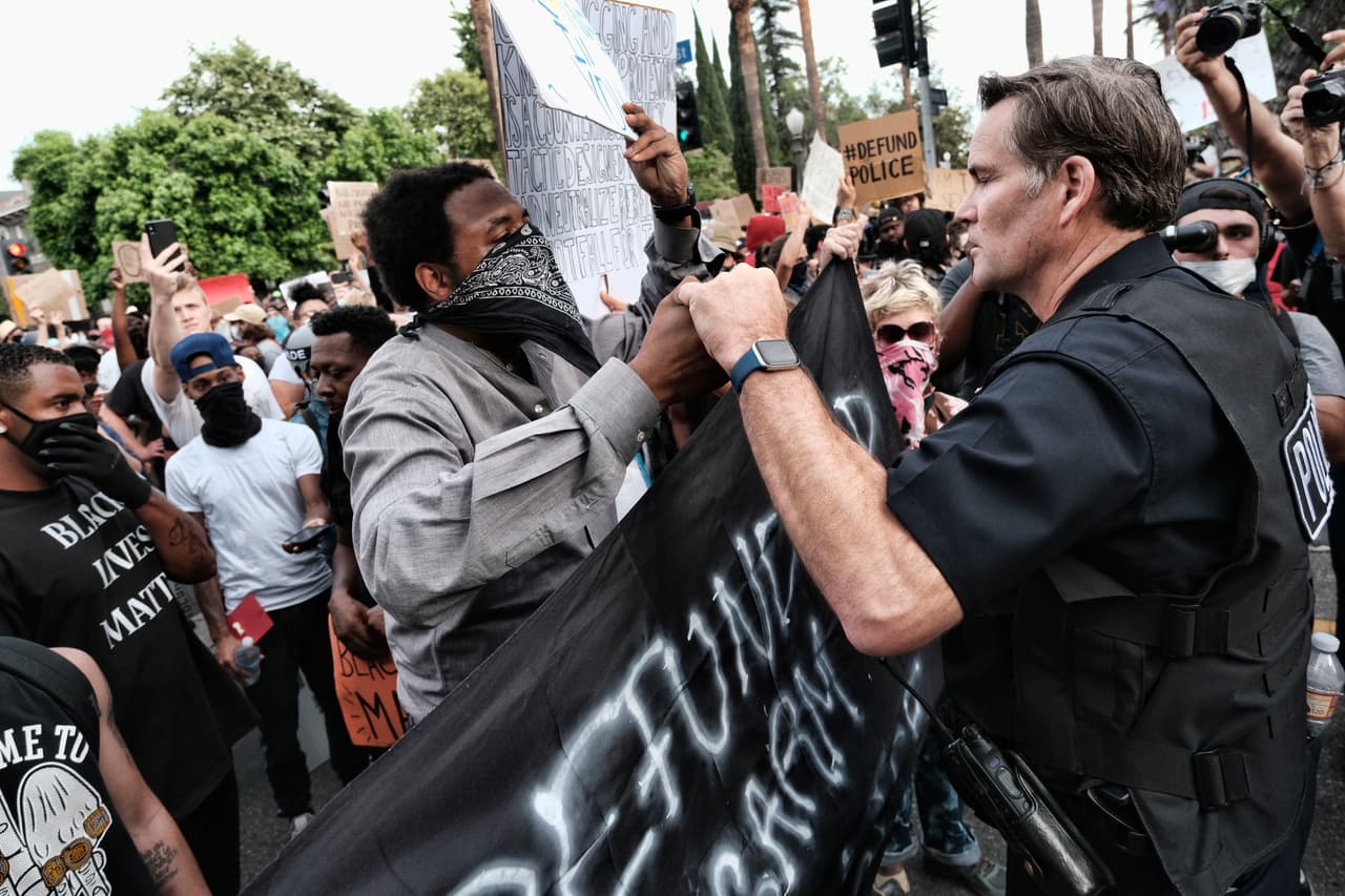 Frente a la casa del alcalde Eric Garcetti, cientos de manifestantes se portearon pidiendo la presencia del líder de la ciudad y allí el comandante de LAPD Cory Palka, se da un apretón de manos con representantes de "Black Lives Matter".