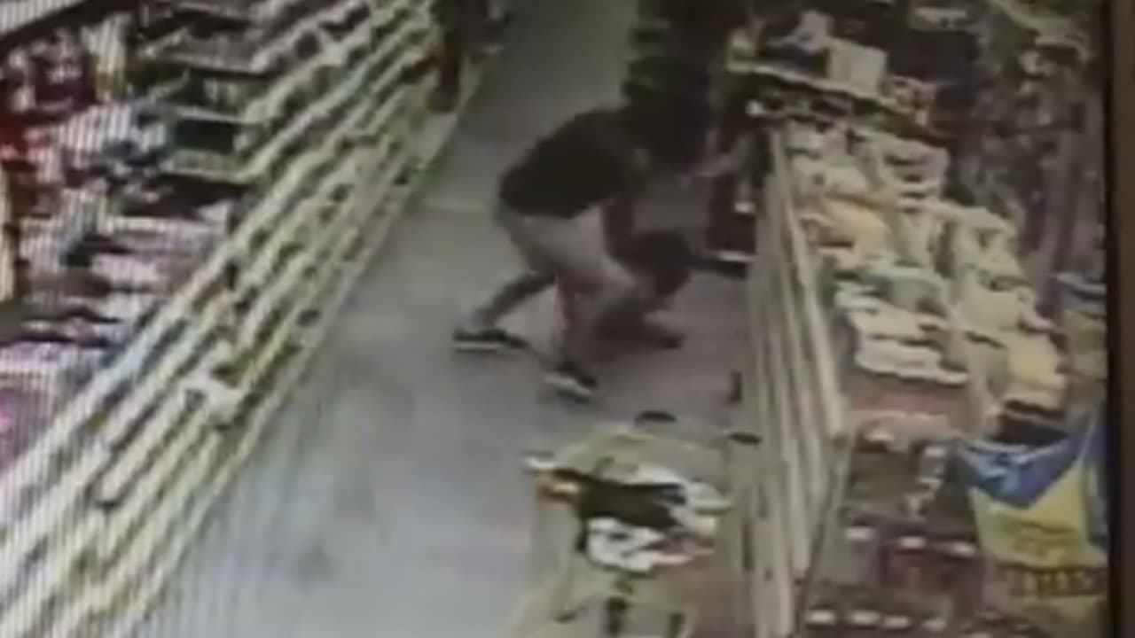 Captado en video intento de secuestro de adolescente en tienda de Florida