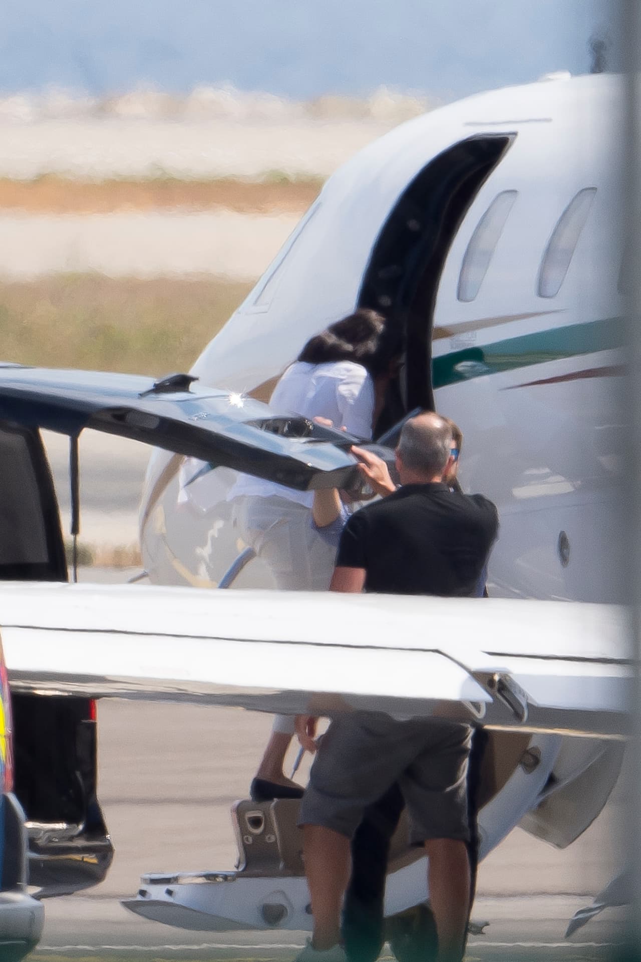 Aunque 
<b><a href="https://www.univision.com/famosos/rocket-man-al-rescate-elton-john-defiende-a-harry-y-meghan-de-las-criticas-por-sus-vuelos-en-jets-privados-fotos" target="_blank">Elton John salió a aclarar</a></b> que fue él quien les proporcionó el jet para que se pudieran trasladar a la propiedad que él tiene en Niza, la ola de críticas fue imparable.