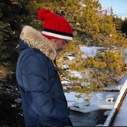 Para el invierno o cuando acude a las montañas nevadas de Estados Unidos, 'El Potrillo' tambipen tiene un guardarropa de chamarras especial para esa ocasión, pues además de taparse del frío, busca lucir siempre a la moda, por si se encuentra algun paparazzi en su camino.