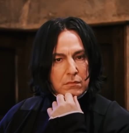 <b>Snape de 'Harry Potter'</b>
<br>Si un personaje es capaz de intimidar a cualquiera en definitiva es Snape. Sin embargo, a pesar de constantemente estar en contra de Harry y sus amigos, la realidad es que el profesor siempre buscó lo mejor para el bienestar tanto de Harry como de los alumnos de Hogwarts pues era un fiel seguidor de la ideología que Albus Dumbledore tenía.