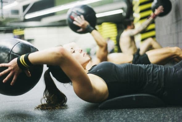 Eres fanática del fitness. Cuando no haces ejercicio, ¿sientes que te falta algo? En CrossFit, puede que entrenes tres días consecutivos, para luego descansar el cuarto, detalla el sitio de salud Nerd Fitness. Así obtendrías esa intensidad de la que tanto disfrutas.