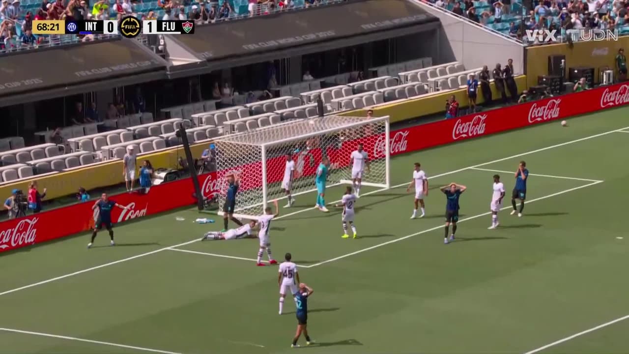 ¡Oso enorme del Inter! De Vrij manda el balón por un costado del poste