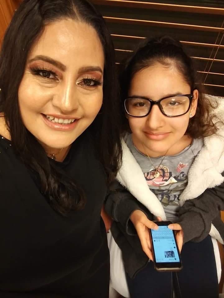 María Guzmán no perdió la oportunidad para una foto con su pequeña. 
<br>