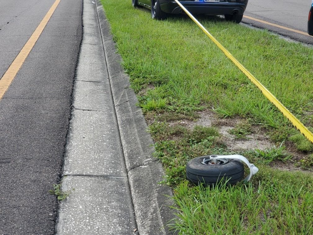 La aeronave está registrada como propiedad de Aerial Messages Leasing Co. de Longwood, Florida. La vía estuvo cerrada durante varias horas mientras recogían los escombros y fue reabierta a las 9:12 pm.