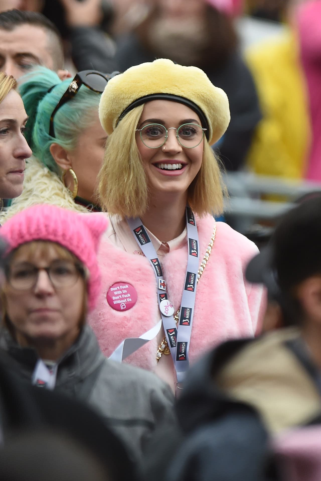 Katy Perry, muy vocal con sus protestas, y estrenando look de rubia.